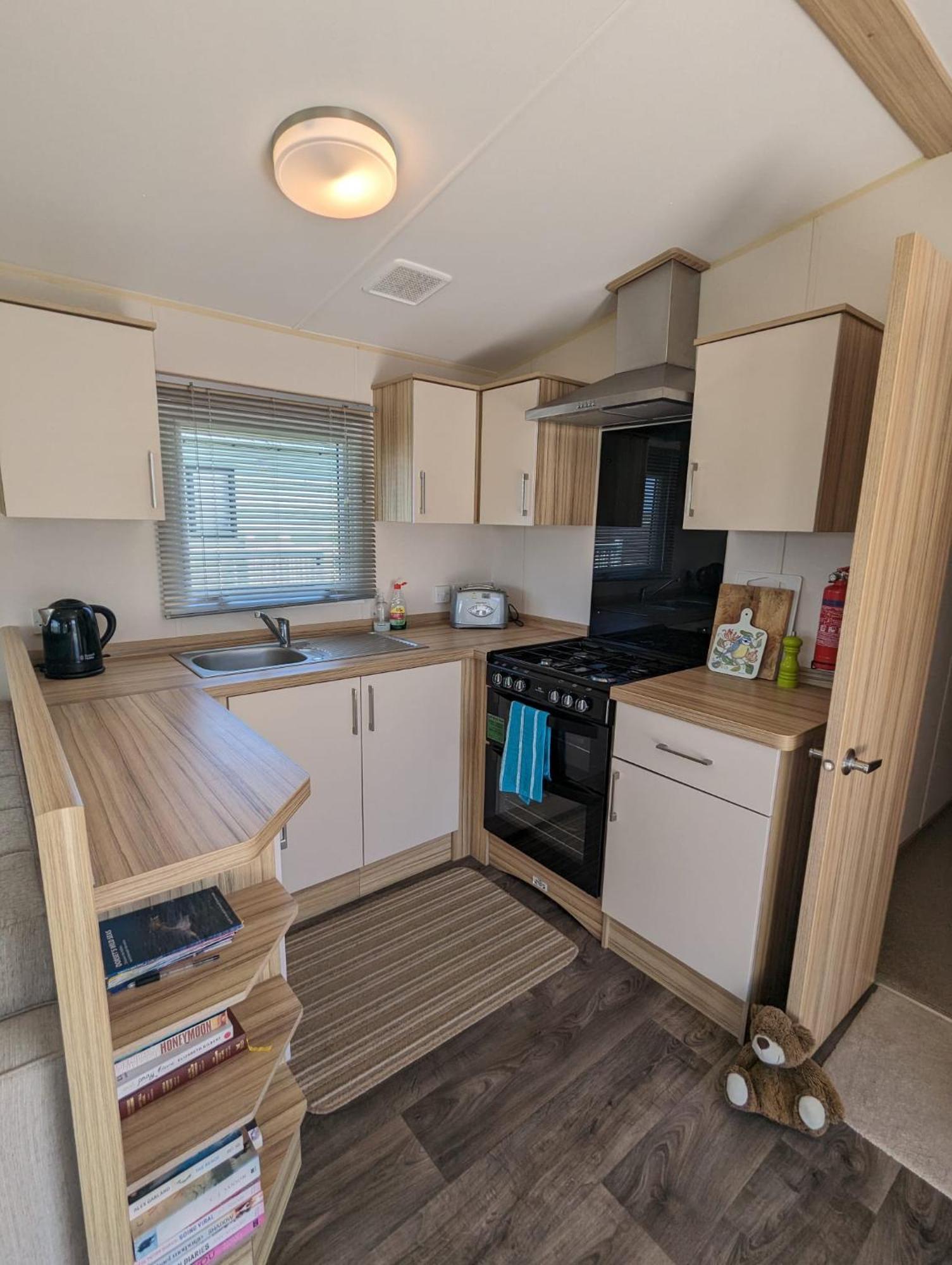 Lovely Bright Modern Caravan Swanage On Peaceful And Tranquil Holiday Park Buitenkant foto